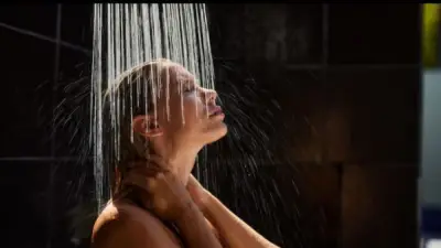 ترند الاستحمام في الظلام: حيلة جديدة لتحسين النوم عبر تقليل الإضاءة المسائية