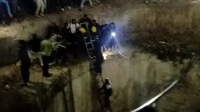 انقاذ ركاب ميكروباص سقط في بيارة صرف صحي عميقة بالزاوية الحمراء بالقاهرة