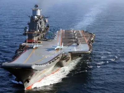 حاملة مروحيات روسية ترسو في المنطقة الأولى للبحرية الإيرانية ببندر عباس