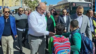 محافظ الإسكندرية يتفقد مشروع تطوير ميدان المساجد ويستمع لشكاوى المواطنين