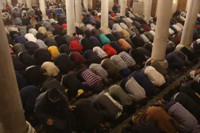 أم العواجز السيدة زينب يمتلئ عن آخره في أول صلاة تراويح بالصور