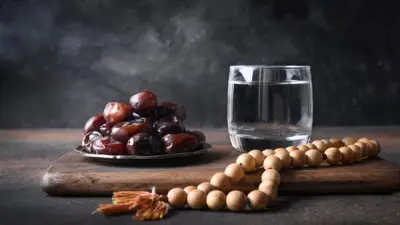 وزارة الصحة تكشف عن أفضل طريقة للإفطار بعد الصيام: التمر والماء سر البداية الصحية
