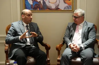 قناة السويس تتعاون مع وزارة العمل لتوفير التدريب والتأهيل لمشروعاتها