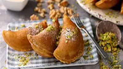 تفسير رؤية القطايف في المنام: دلالات الرفاهية والمال والزواج