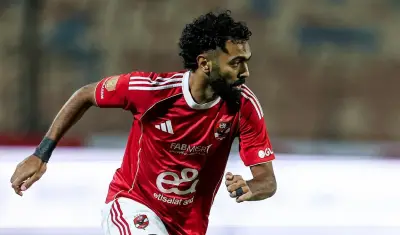 عقوبة وحيدة تؤجل حسام تجديد عقد حسين الشحات مع الأهلي