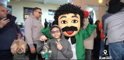 حزب الجبهة الوطنية يوزع فوانيس رمضان في شوارع القاهرة احتفالاً بالشهر الكريم