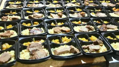 محافظ البحيرة تتفقد مطبخ المصرية لدعم الأسر المحتاجة وتدريب السيدات في رمضان