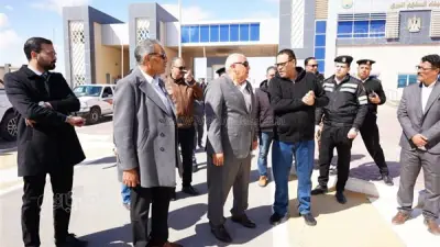 محافظ مطروح يتفقد حملات صيانة الإنارة العامة ويطمئن على منفذ السلوم خلال رمضان