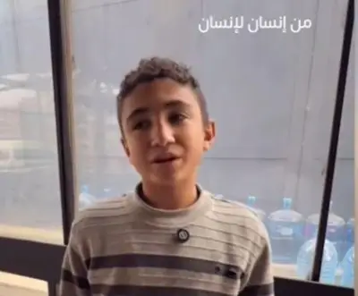 قصة مؤثرة لطالب ثانوية يعمل منذ الفجر لدعم أسرته ويكافح من أجل حياة كريمة