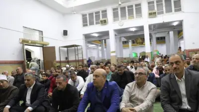 محافظ أسوان يؤدي صلاة التراويح بمسجد النصر ويؤكد على تعزيز التواصل مع المواطنين