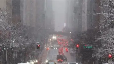 نيويورك تغلق شبكة مواصلاتها بالكامل استعدادًا لعاصفة ثلجية تاريخية