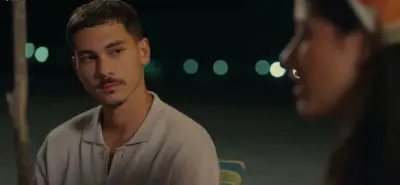 يوسف وهبي يظهر بملابس مختلفة في كل مشهد من مسرحية 'بيحبوا مودي'