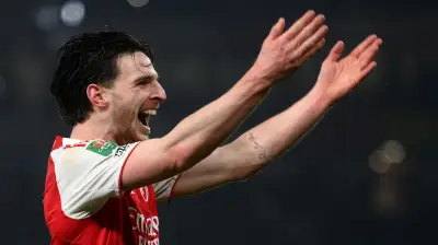 فضيحة في ديربي لندن: مشجع توتنهام يستفز ديكلان رايس بصورة زوجته