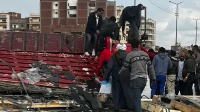 انقلاب سيارة نقل محملة بالزجاج على طريق السلام ببلبيس.. والعناية الإلهية تنقذ السائق