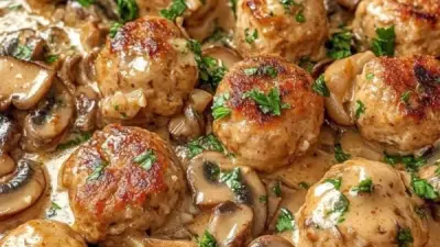 طبق جانبي مميز للعزومات: كرات الدجاج بصوص المشروم الكريمي