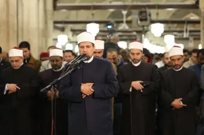 أجواء إيمانية عامرة بالخشوع.. آلاف المصلين يؤدون العشاء والتراويح بالجامع الأزهر