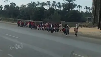 مدير مدرسة بالإسماعيلية يتحول إلى حارس مرور لحماية طلابه من حوادث الطرق