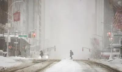 عاصفة ثلجية عاتية تضرب الساحل الشرقي الأمريكي وتتسبب في أضرار واسعة