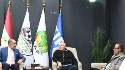 هاني أبو ريدة يلتقي مدير المنتخبات العراقية ويهديه قميص الفراعنة على هامش ودية الشباب