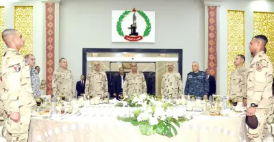 وزير الدفاع يشارك مقاتلي القوات المسلحة في قيادة الجيش الثاني الميداني تناول الإفطار