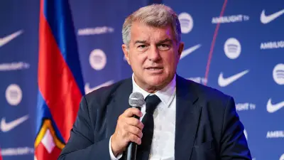 لابورتا يقود ثورًا ميكانيكيًا في السوق.. ويغني نشيد برشلونة مع العمال