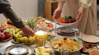 خبير تغذية يقدم إرشادات فعالة لعلاج التخمة والانتفاخ بعد فترة الصيام