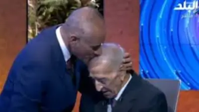 أحمد موسى يهدي الجزء الثاني من كتابه «أسرار» للإذاعي الراحل فهمي عمر