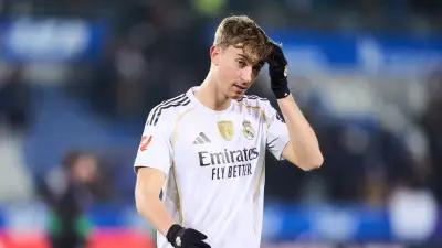 دين هويسن يثير الجدل مجددًا بعد حادثة العنصرية بسلوكه خلال إصابة أسينسيو