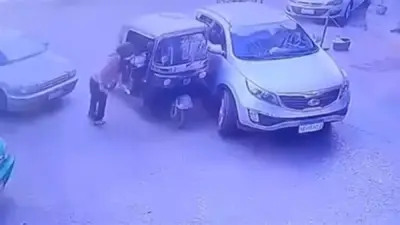 فيديو صادم يهز مواقع التواصل.. سيدة تعتدي على سائق توك توك في المنوفية بسبب خلافات أسرية قديمة