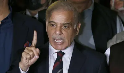 رئيس وزراء باكستان يتوعد بقمع أي هجوم على أفغانستان بعد غارات متكررة