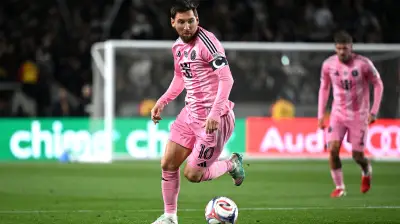 ميسي يلبي طلب حكم مباراة إنتر ميامي في ودية مثيرة تنتهي بفوضى جماهيرية