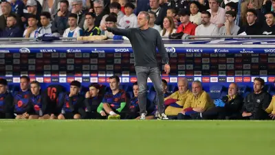 فليك يُراهن على عودة بيدري الساحر لتعويض غياب دي يونج أمام فياريال