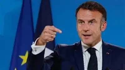 ماكرون يحذر من خطورة التصعيد ويؤكد استعداد فرنسا لحماية شركائها