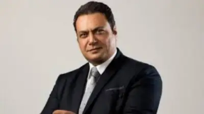 مراد مكرم يتساءل عن سبب إقامة مباراة الزمالك وبيراميدز في ستاد الدفاع الجوي