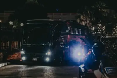 الأهلي يصل استاد القاهرة استعدادًا لمباراة الزمالك في الدوري المصري