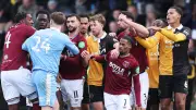 فوضى عارمة في كأس الاتحاد الإنجليزي: شجار جماعي يهيمن على مواجهة بيرتون ألبيون ووست هام