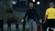 مدرب الفتح البرتغالي ينتقد التحكيم بشدة بعد خسارة صادمة أمام النصر