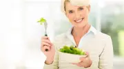 نظام غذائي مثالي للمرأة بعد الخمسين: سر النشاط والحيوية والوقاية من الأمراض