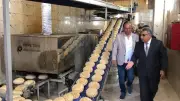 محافظ الدقهلية يتفقد مخبز المحافظة الكبير لضمان انتظام توزيع الخبز المدعم