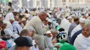 لحظات روحانية لإفطار الصائمين من مختلف الجنسيات في الحرم المكي (صور)