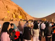 آلاف الزوار يشهدون تعامد الشمس على وجه رمسيس الثاني بأبو سمبل في ظاهرة فلكية نادرة
