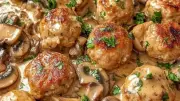 طبق جانبي مميز للعزومات: كرات الدجاج بصوص المشروم الكريمي