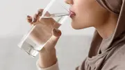 الصحة تحذر الصائمين: تجنب شرب المياه دفعة واحدة قبل الفجر في رمضان