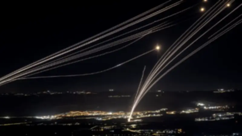 حزب الله يعلن إطلاق صواريخ خيبر 1.. وإسرائيل تتحدث عن 60 صاروخًا واعتراض طائرات مسيرة