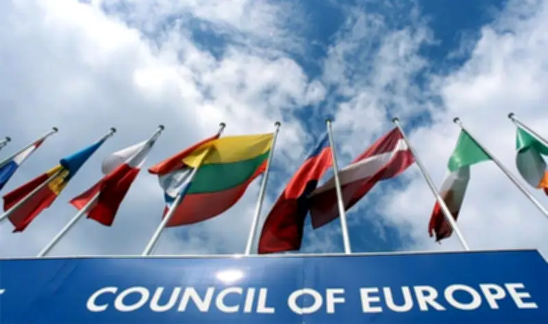 بنك التنمية الأوروبي يحقق أرباحاً قياسية تبلغ 122.2 مليون يورو خلال عام 2025