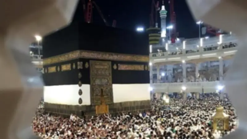 صلاة التراويح بالمسجد الحرام في ليلة 13 رمضان 1447 هـ.. صور وتفاصيل من المشاعر المقدسة