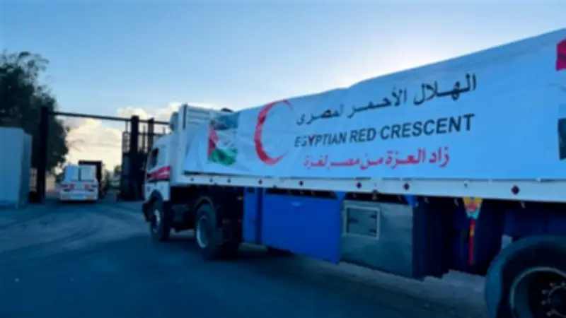 الهلال الأحمر المصري يطلق القافلة 149 من «زاد العزة» حاملة 1,850 طن مساعدات لغزة