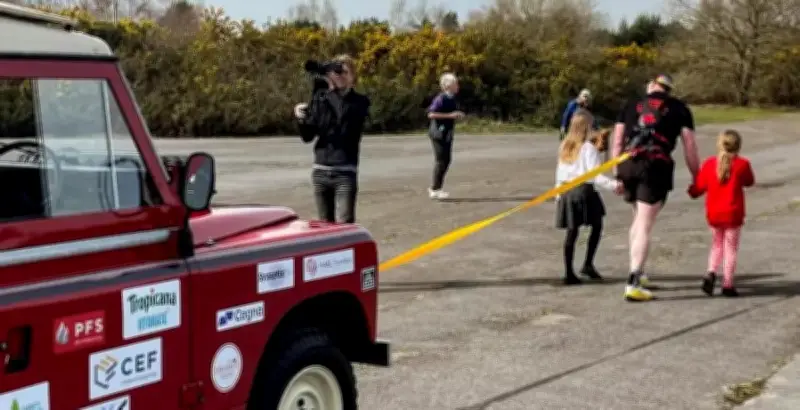 جندي بريطاني سابق يسحب سيارة تزن 1.5 طن لمسافة 100 كيلومتر في تحدٍ مذهل