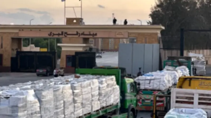 الهلال الأحمر المصري يطلق قافلة زاد العزة 151 حاملة 86 ألف سلة غذائية ومساعدات شتوية لغزة