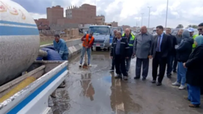 محافظ القليوبية يوجه بتعزيز جهود رفع مياه الأمطار بـ 152 معدة و57 سيارة كسح